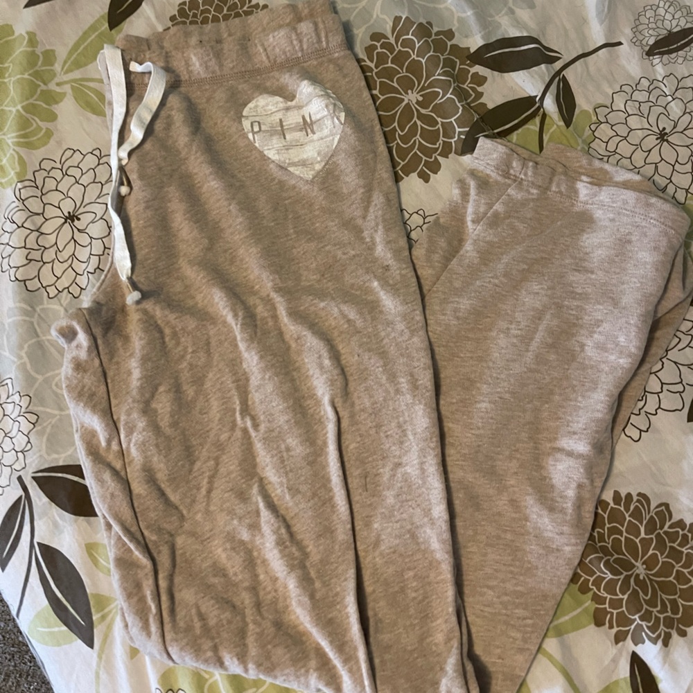 Pink Victoria secret sweat pants like new. Women’s